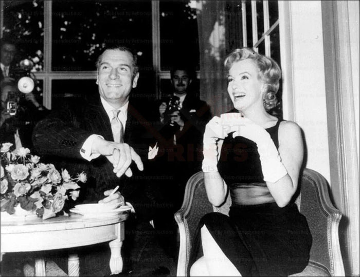 Marilyn Monroe & Laurence Olivier in London - VINTAGEARTREPRINTS.COM