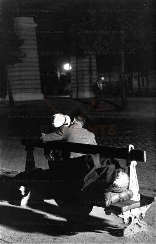 Lovers sitting on a Bench in Paris at Night - VINTAGEARTREPRINTS.COM