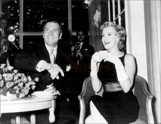 Marilyn Monroe & Laurence Olivier in London - VINTAGEARTREPRINTS.COM