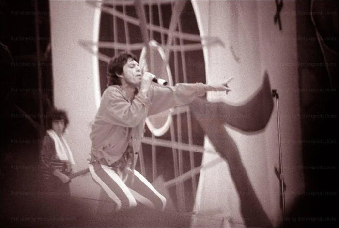 Mick Jagger in Concert Paris concert 1991 - VINTAGEARTREPRINTS.COM