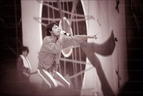 Mick Jagger in Concert Paris concert 1991 - VINTAGEARTREPRINTS.COM