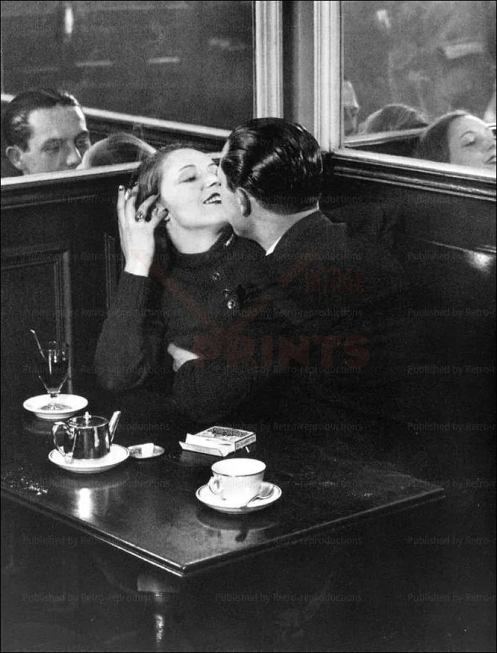 Two lovers kissing in a French Cafe - VINTAGEARTREPRINTS.COM